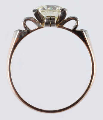 Кольцо из желтого и белого металла, общим весом 3,88 грамма, содержит природные вставки из бриллиантов